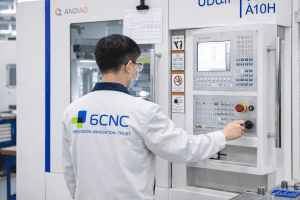 6CNC production staff are operating CNC machine tools