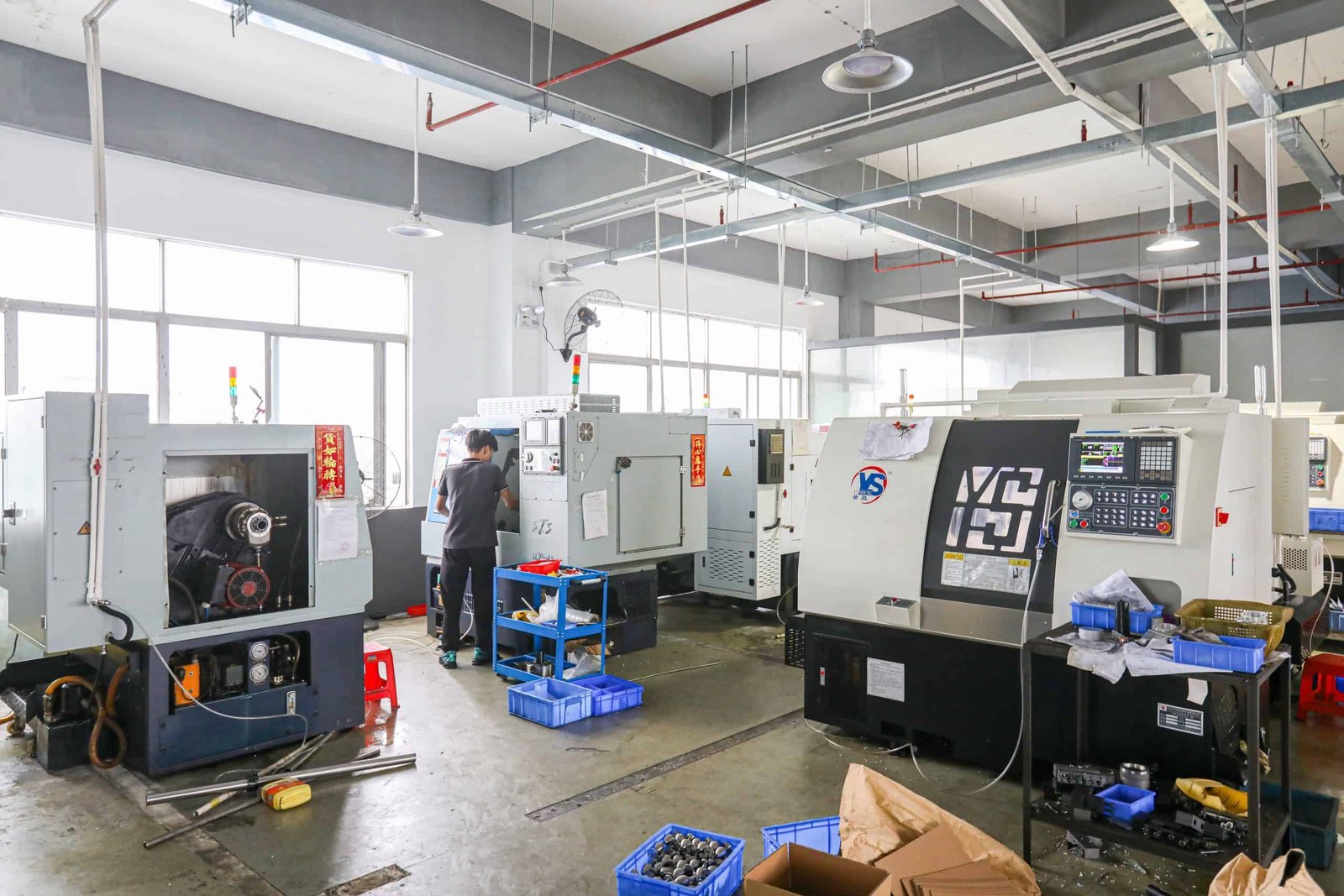 CNC-Anlagen und Produktionsfläche in der 6CNC-Werkstatt