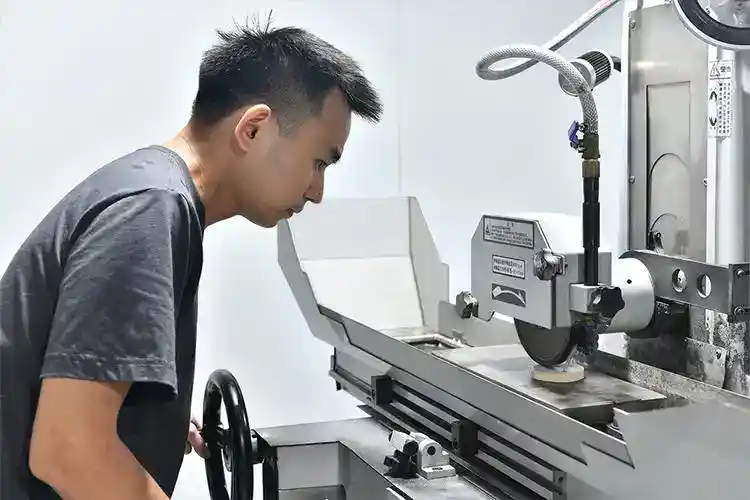Se utilizan rectificadoras de alta precisión para mecanizar piezas metálicas.