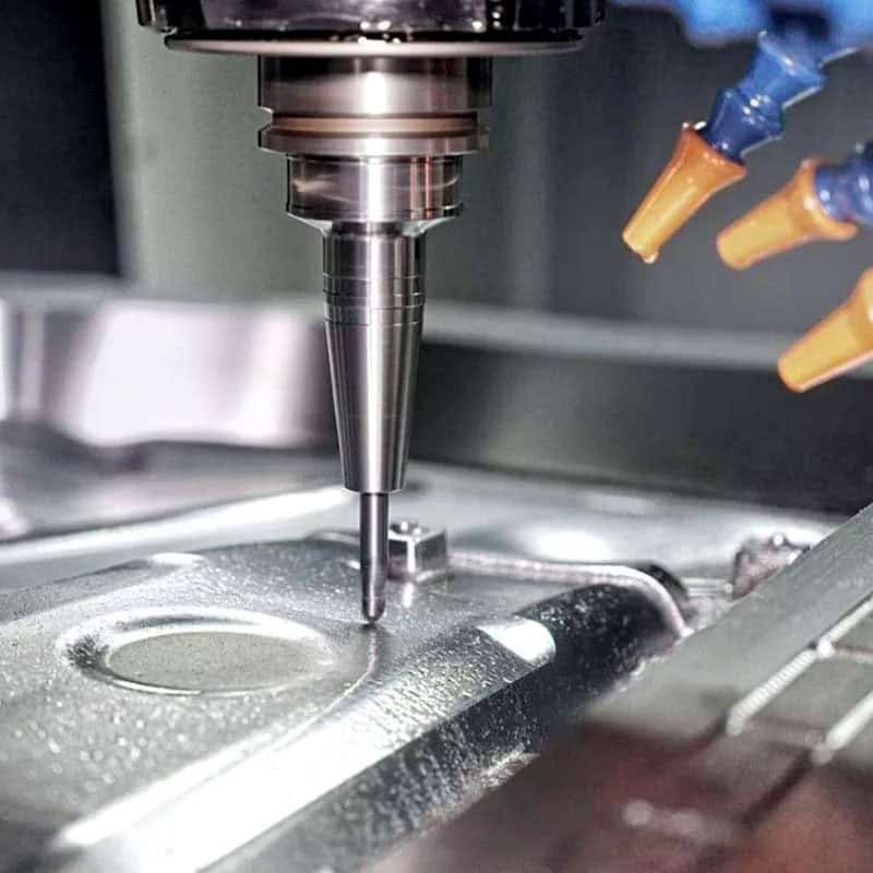 Mecanizado CNC de un componente metálico después del conformado