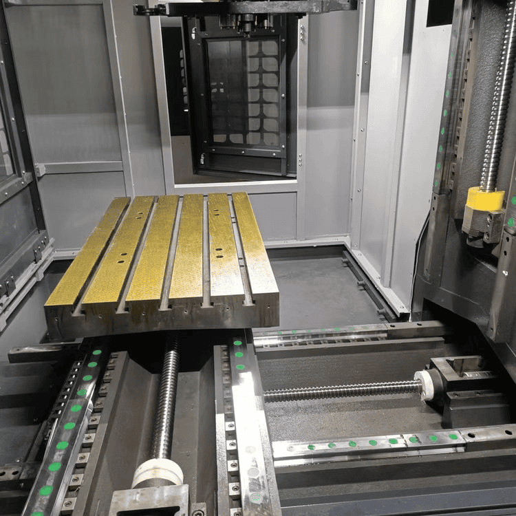 Hochpräzise CNC-Bearbeitungsanlagen für die Fertigung kundenspezifischer Teile.