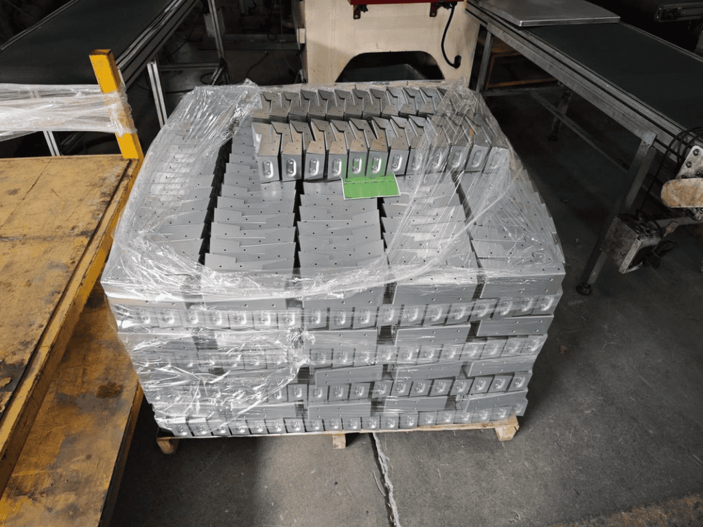 Kundenspezifische CNC-gefertigte Metallteile, bereit für Montage und Qualitätsprüfung.