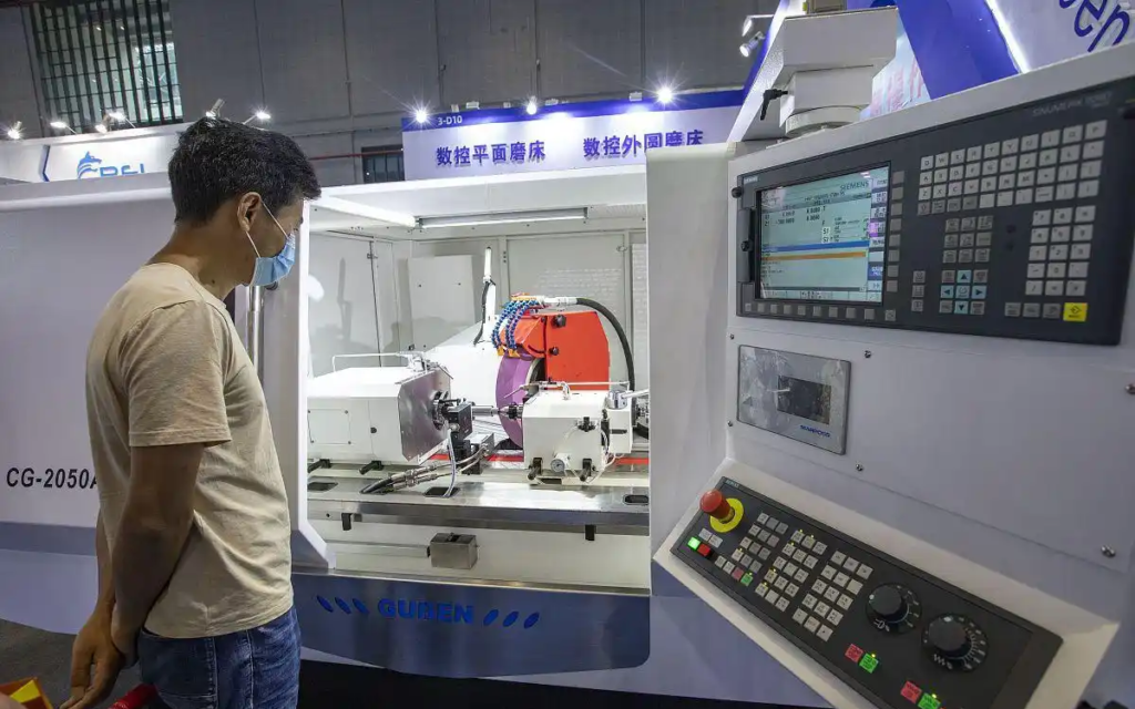 Hochpräziser CNC-Bearbeitungsprozess mit moderner Ausrüstung für Prototypenfertigung.