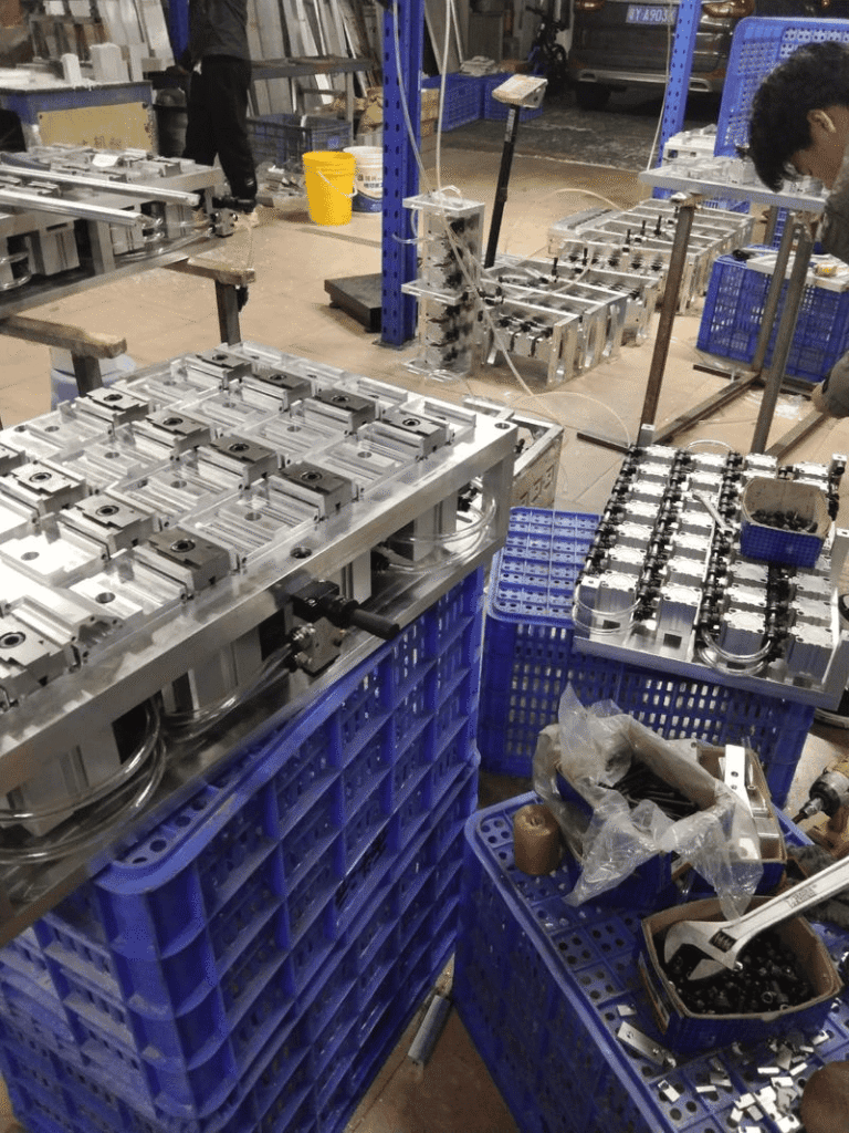 Präzise CNC-gefertigte Metallteile in einer Fertigungswerkstatt.