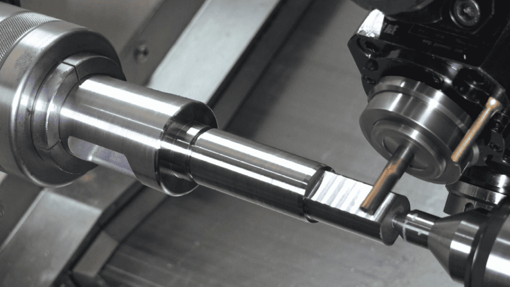 Hochpräzise CNC-Bearbeitung eines Metallwerkstücks auf einer industriellen Drehmaschine.