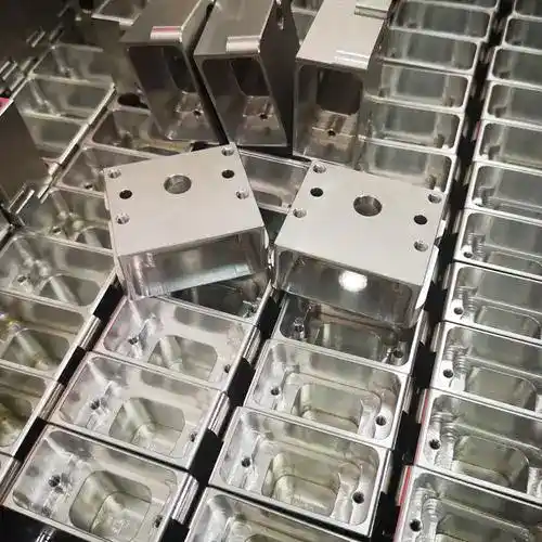 Carcasas metálicas CNC de precisión con taladros y acabados lisos.
