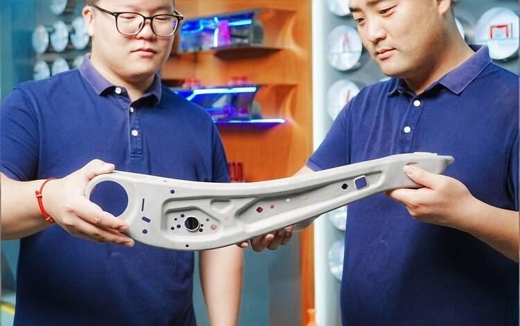Nicht jede frühe Idee muss zerspant werden. Für Ergonomieprüfungen, eine grobe Bauraumprüfung oder grundlegendes Industriedesign ist 3D-Druck meist schneller und günstiger.