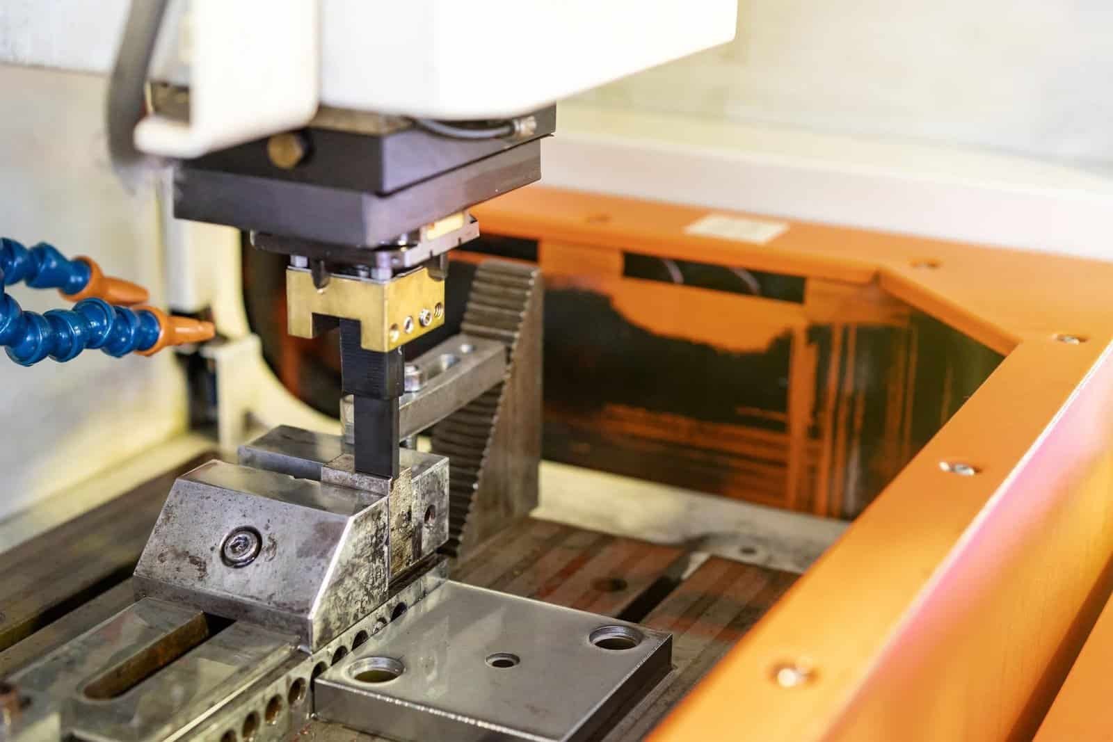 Equipo de electroerosión procesando una pieza metálica