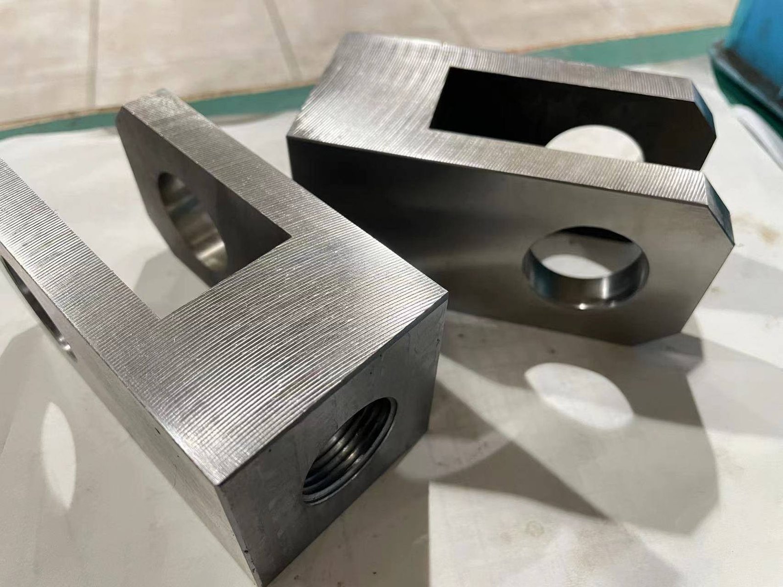 Soportes fresados para automatización con taladros y agujeros roscados