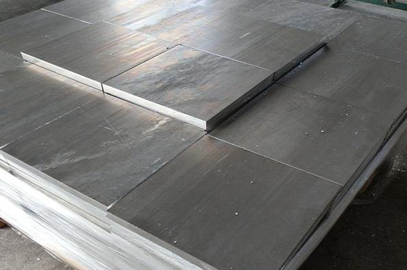 Chapas y placas de aluminio apiladas