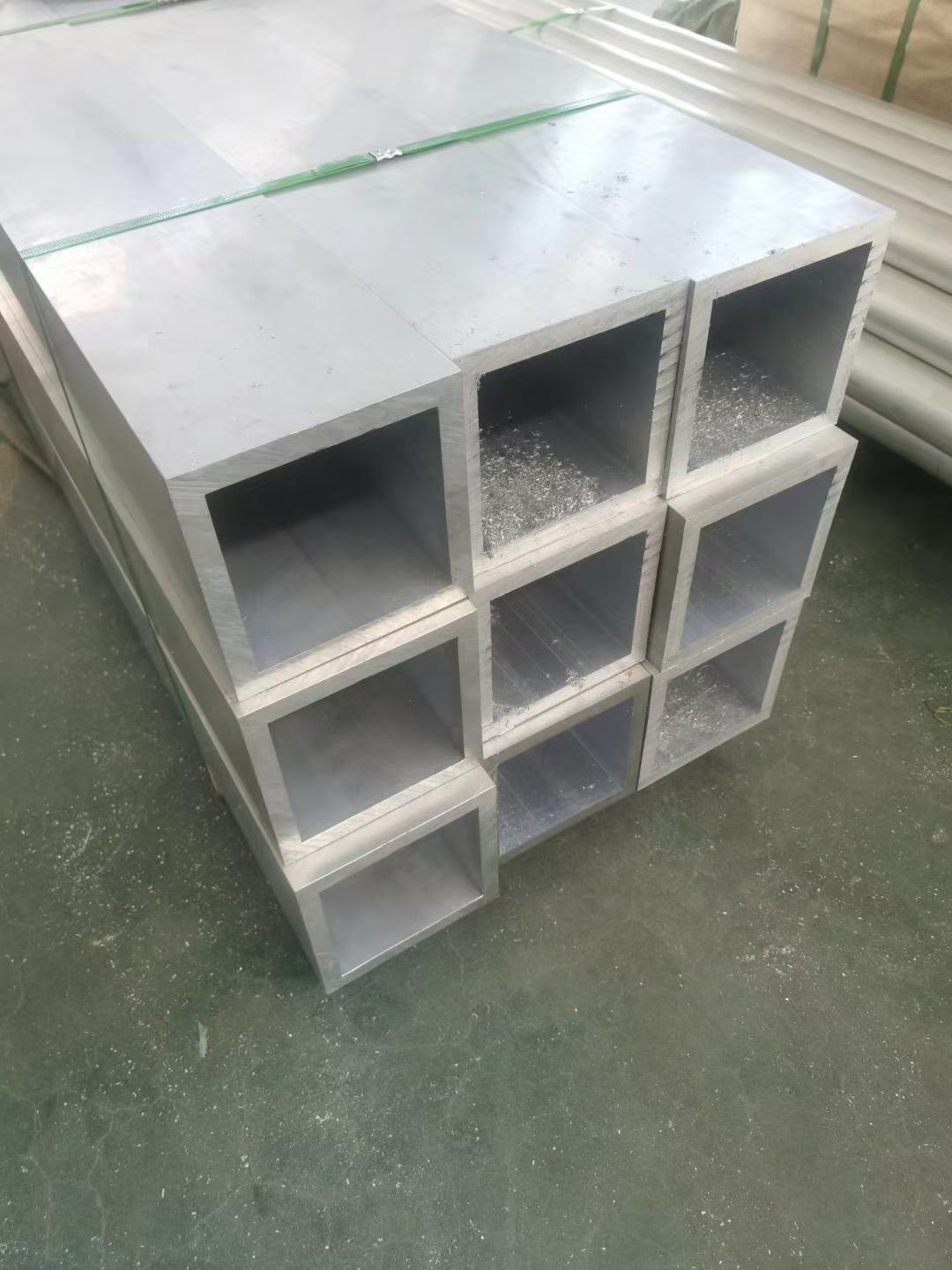 Square hollow aluminum profiles stacked for fabrication