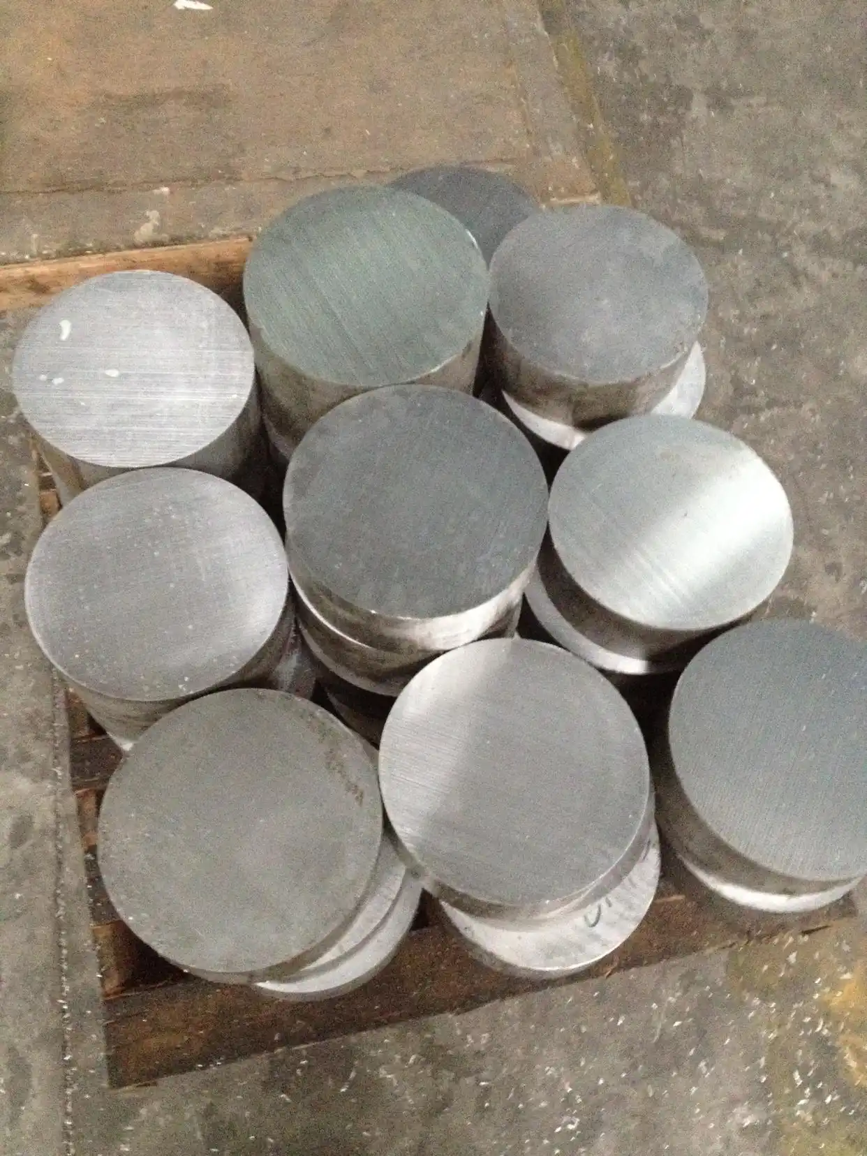 Round tool steel stock blanks