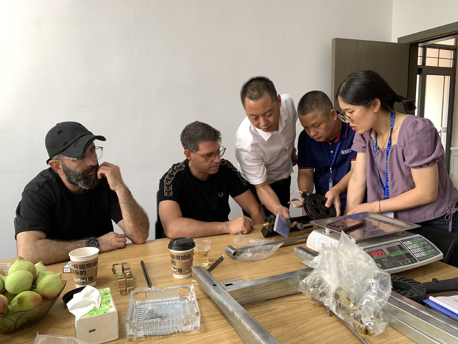 Das 6CNC-Team und Besucher prüfen Bauteildetails und Fertigungsanforderungen.