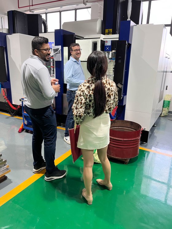 Besucher besichtigen CNC-Anlagen mit dem Fertigungsteam.