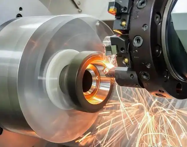 Drehen eines rotierenden Metallteils mit Funken an der Schneide