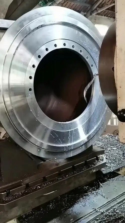 Componente grande con brida y orificio central mecanizado