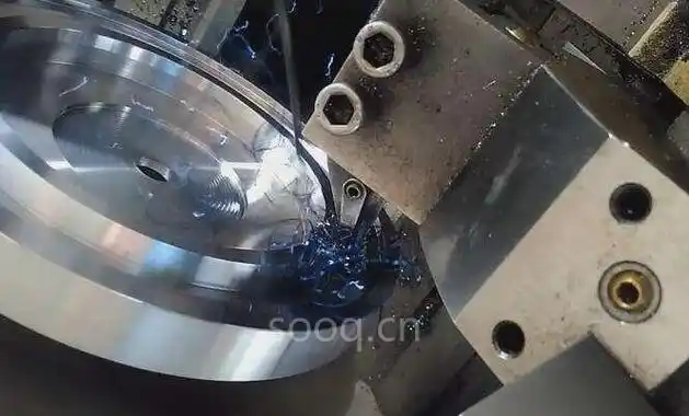 Drehwerkzeug bearbeitet eine Metallscheibe auf einer Drehmaschine