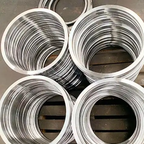 Pilas de anillos metálicos mecanizados