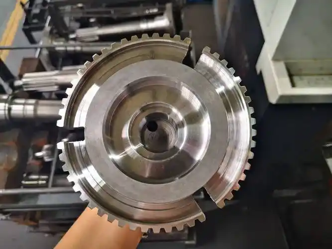 Bearbeitete Metallscheibe mit Außenzähnen und unterbrochenen Merkmalen
