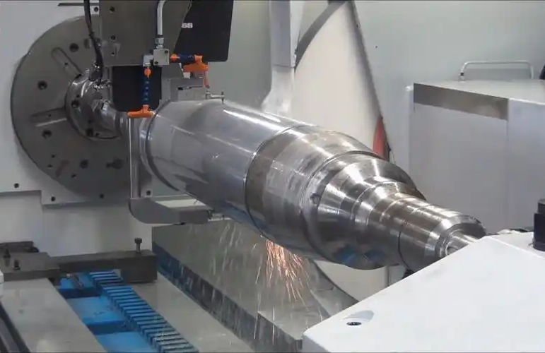 Bearbeitung einer abgestuften Metallwelle zwischen Abstützungen