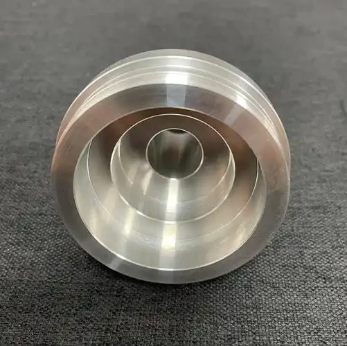 Turned nickel alloy component with stepped bores