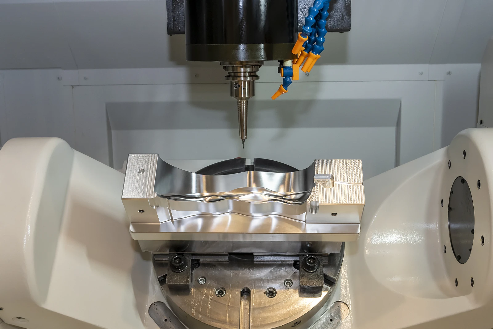 Milling setup producing a lightweight pocketed component