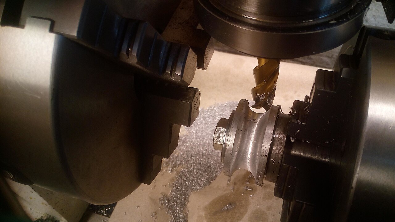 Milling with a rotary table